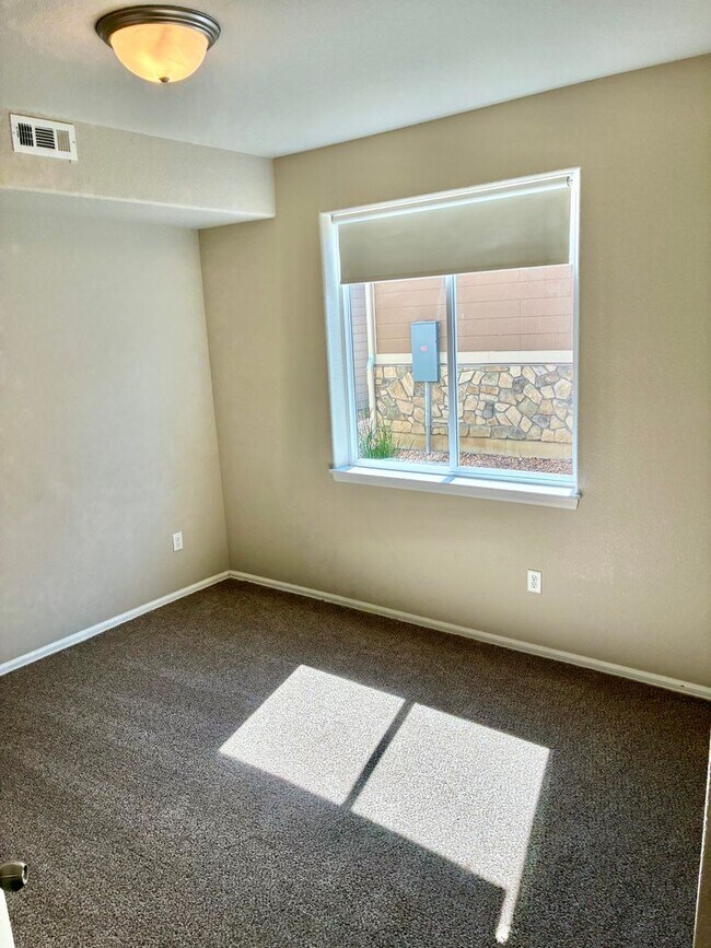Building Photo - ***2 WEEKS FREE***West Greeley Spacious Townhome With New Carpet!
