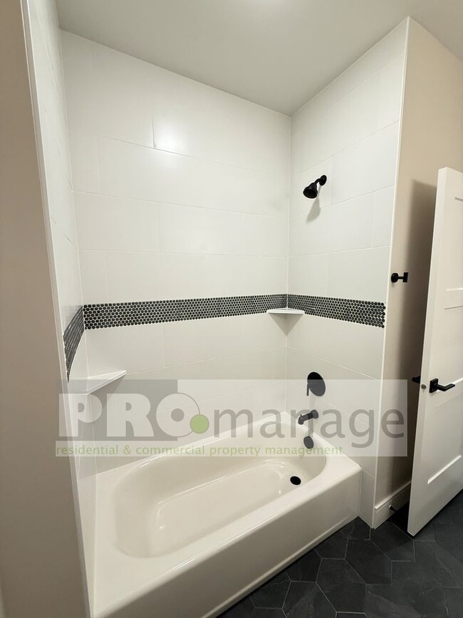 Building Photo - Beautiful 3 Bed / 2.5 Bath Townhome in Car...