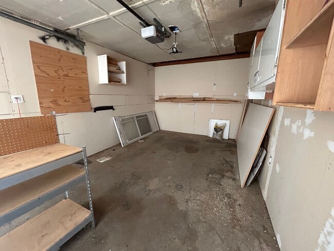 Building Photo - 3 Bedroom 1 Bath Large House with Garage & Many Amenities
