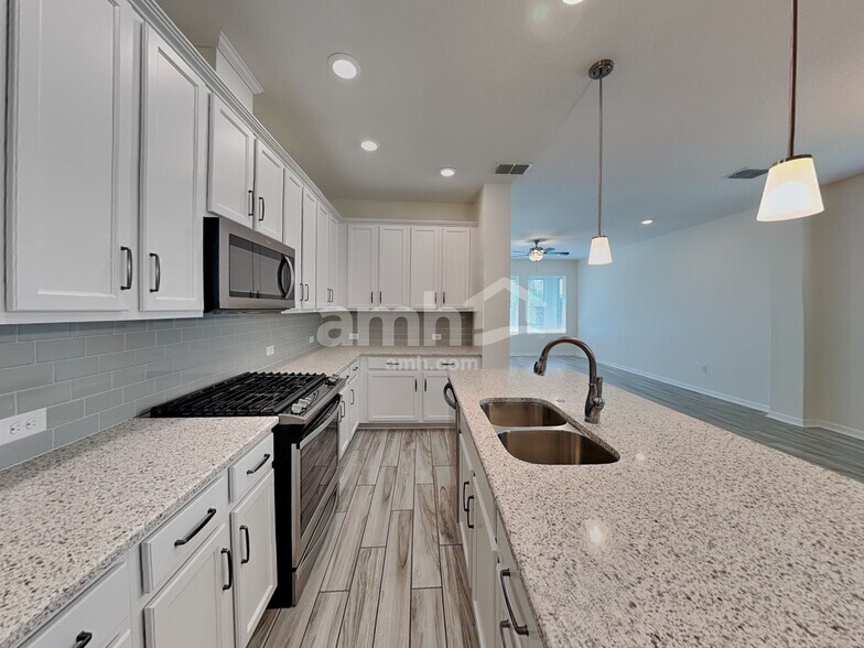 Building Photo - 6117 Voyagers Pl