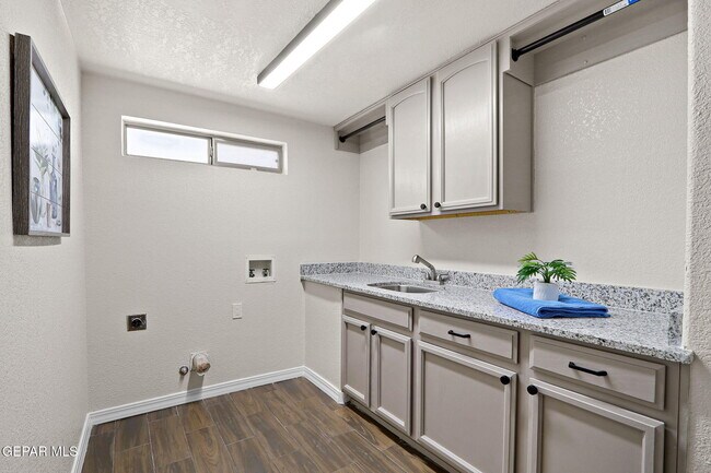 Building Photo - 3121 Tierra Paola Ln