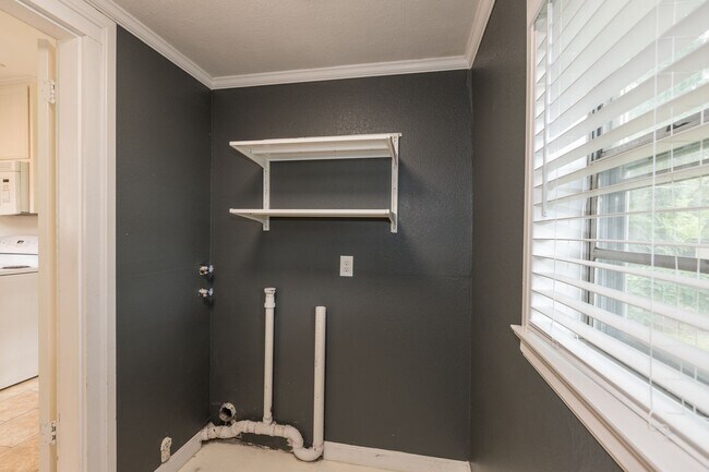 Building Photo - Beautiful 2 Bedroom, 1 Bath Home Coming Soon!