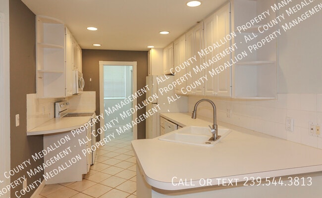 Building Photo - 5823 Cove Cir