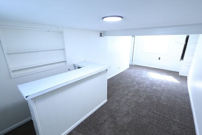 Building Photo - 894 Sutherland Ave