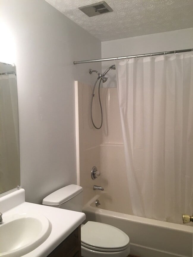 Building Photo - 2 bed 1 bath duplex on Barber St.