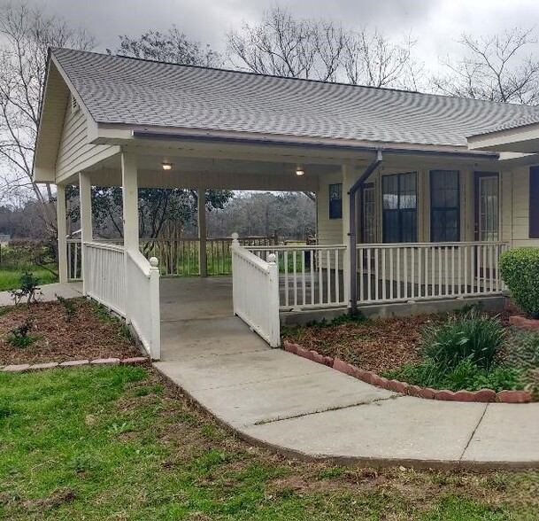 APT A FRONT PORCH - 8663 Highway 83 N