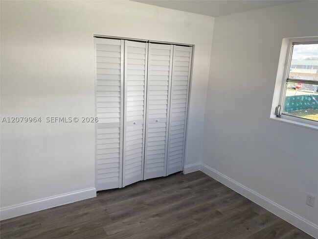 Building Photo - 633 NW 23rd Pl