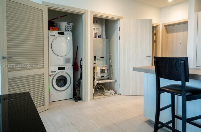 Building Photo - 1000 Brickell Plaza