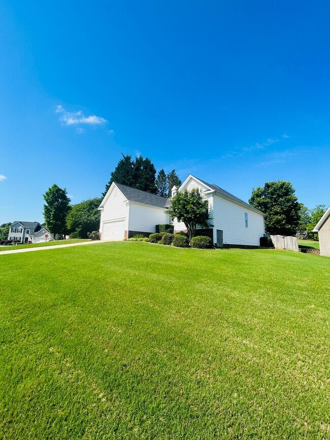 Building Photo - Charming 3-Bedroom Ranch in Greer’s Covete...