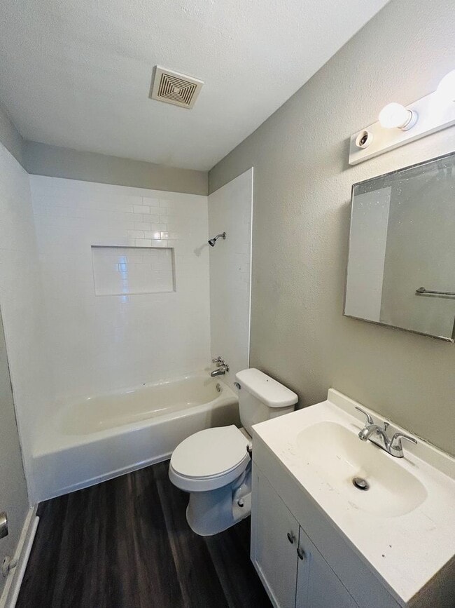 Building Photo - 4623 Memorial Dr