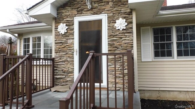 Building Photo - 10 S Nauraushaun Rd