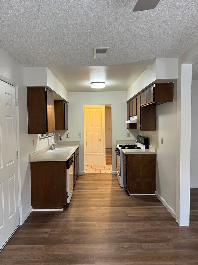 Building Photo - Darling 3 Bedroom House!!