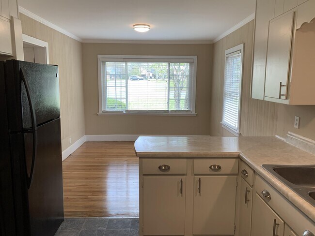 Building Photo - 5421 Pine St