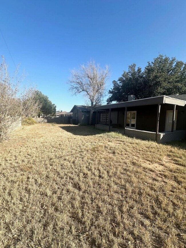 Building Photo - 3 Bed 2 Bath Ready to Rent ASAP! Fully remodeled bathrooms!