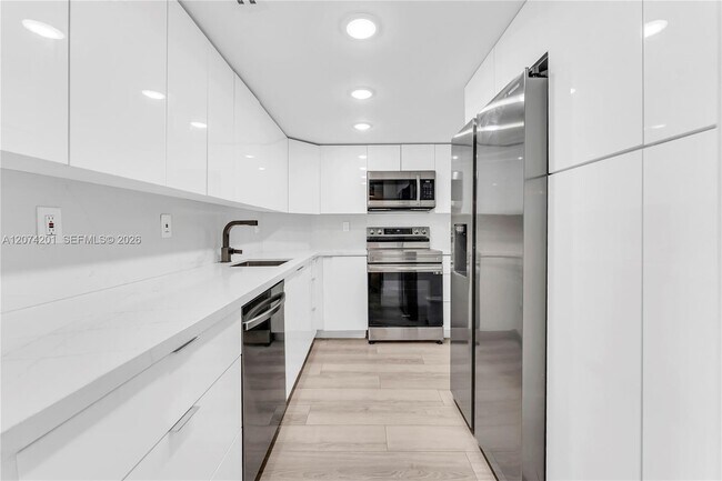 Building Photo - 300 Bayview Dr