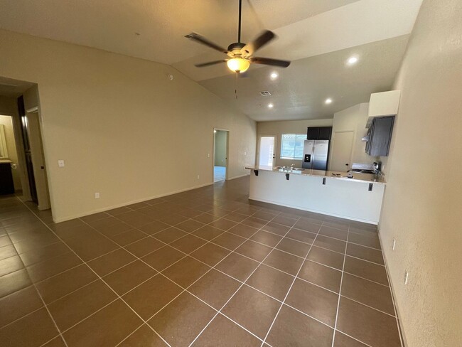 Building Photo - 3 Bedroom Townhome in Desert Sky!