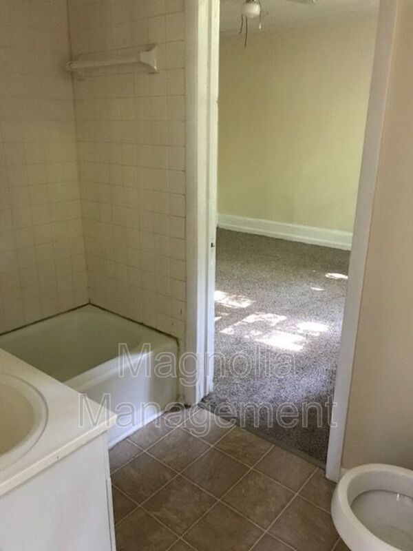 Building Photo - 415 E Andrews Ave