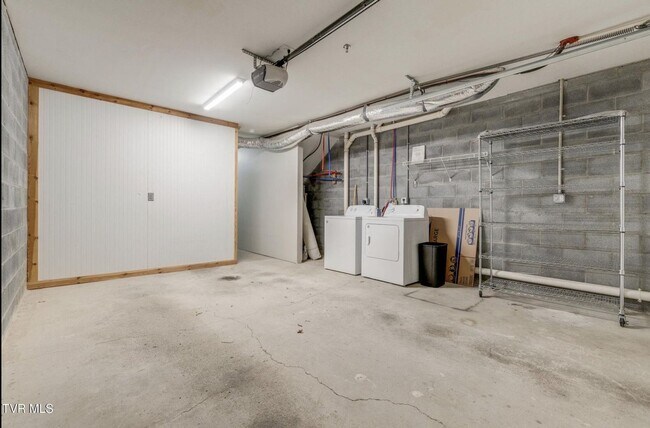 Building Photo - 2305 S Greenwood Dr