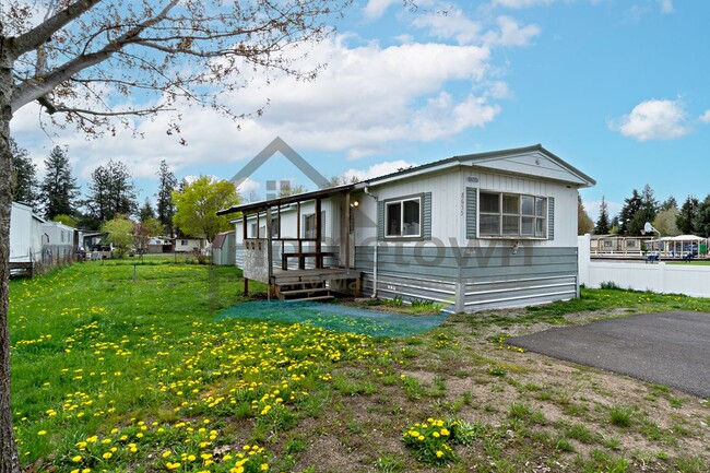 Building Photo - 2 Bedroom 2 Bath Home with Off-Street Park...