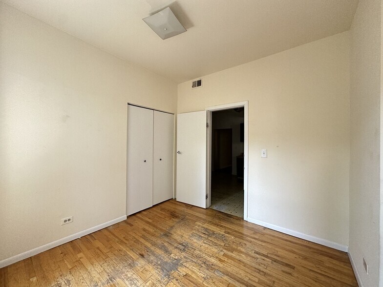 Building Photo - 3147 W Medill Ave