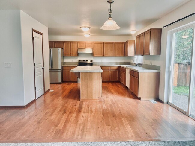 Building Photo - Enormous 4 Bed 2.5Bath + Bonus Room Great Lacey Neighborhood