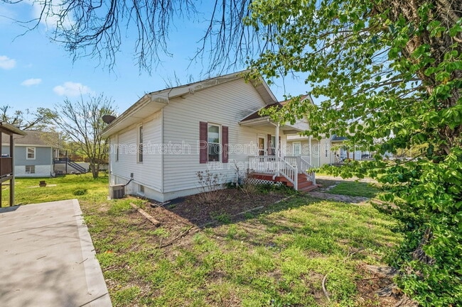 Building Photo - 704 W Johnson St