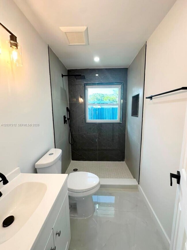 Building Photo - 1473 NE 30th Ct