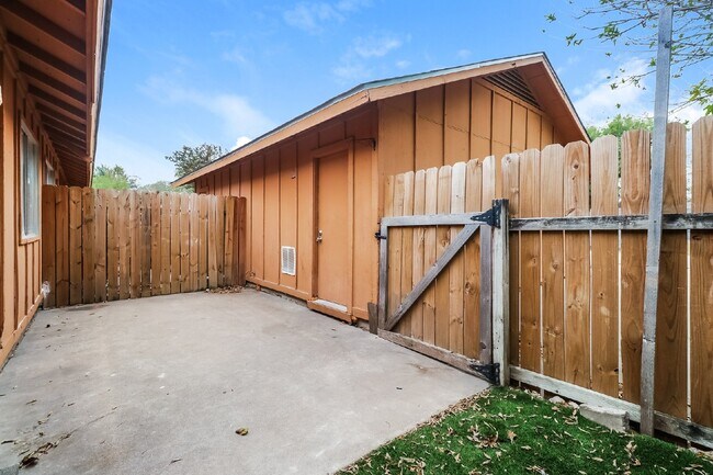 Building Photo - 323 W William Cannon Dr