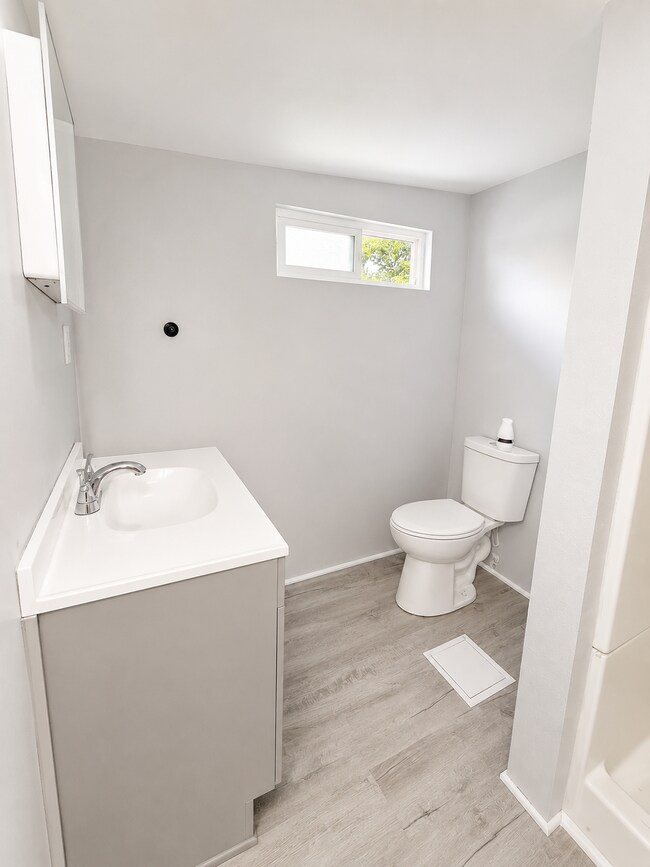Building Photo - Private yard and parking, spacious updated interior. Don't miss out.