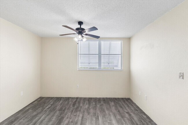 Building Photo - 2 Bedroom 2 Bathroom in the Salt Ponds Con...