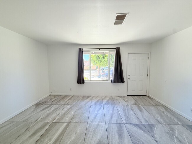 Building Photo - AVAILABLE NOW!!! 2 Bedroom / 1 Bathroom Ap...