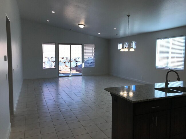 Building Photo - Beautiful like new home, 3 bedroom and 3 b...