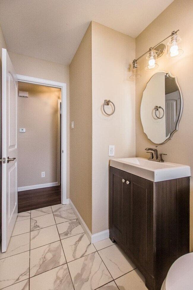Building Photo - Pet Friendly, Renovated Home in Fox School District