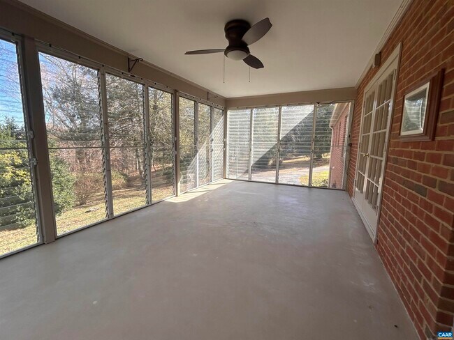 Building Photo - 214 Montvue Dr