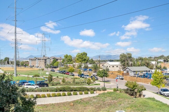 Building Photo - Stunning 3-bedroom, 4-bathroom townhouse!