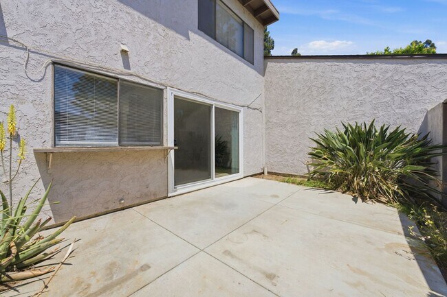Building Photo - Freshly Updated Townhome - Light, Bright & Spacious!