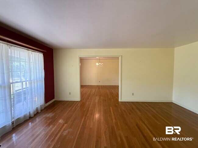 Building Photo - 110 Patrician Dr N