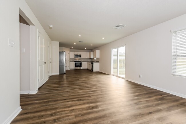 Building Photo - 17640 Cedar Crst Dr