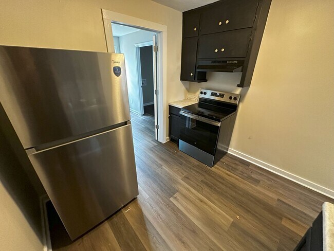 Building Photo - For Rent: Newly Remodeled 3 Bedroom / 1 Ba...
