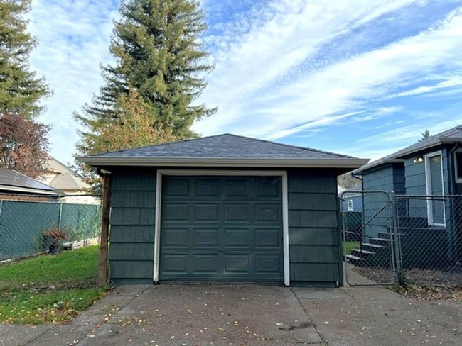 Building Photo - 2Bd/1Ba Single Story House w/ Basement - A...