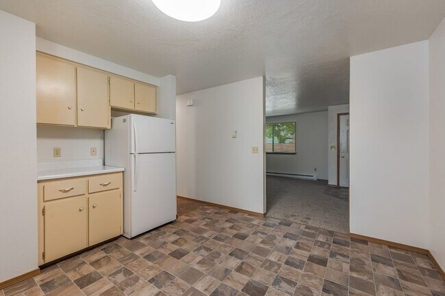 Building Photo - 2 bed 1 bath Rancher duplex
