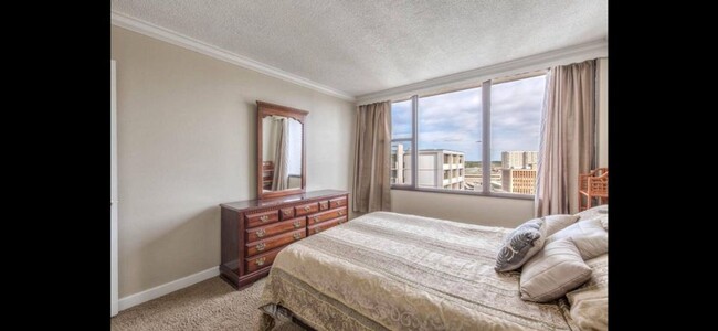 Building Photo - Top Floor 1 Bed High-Rise Condo! Parking I...