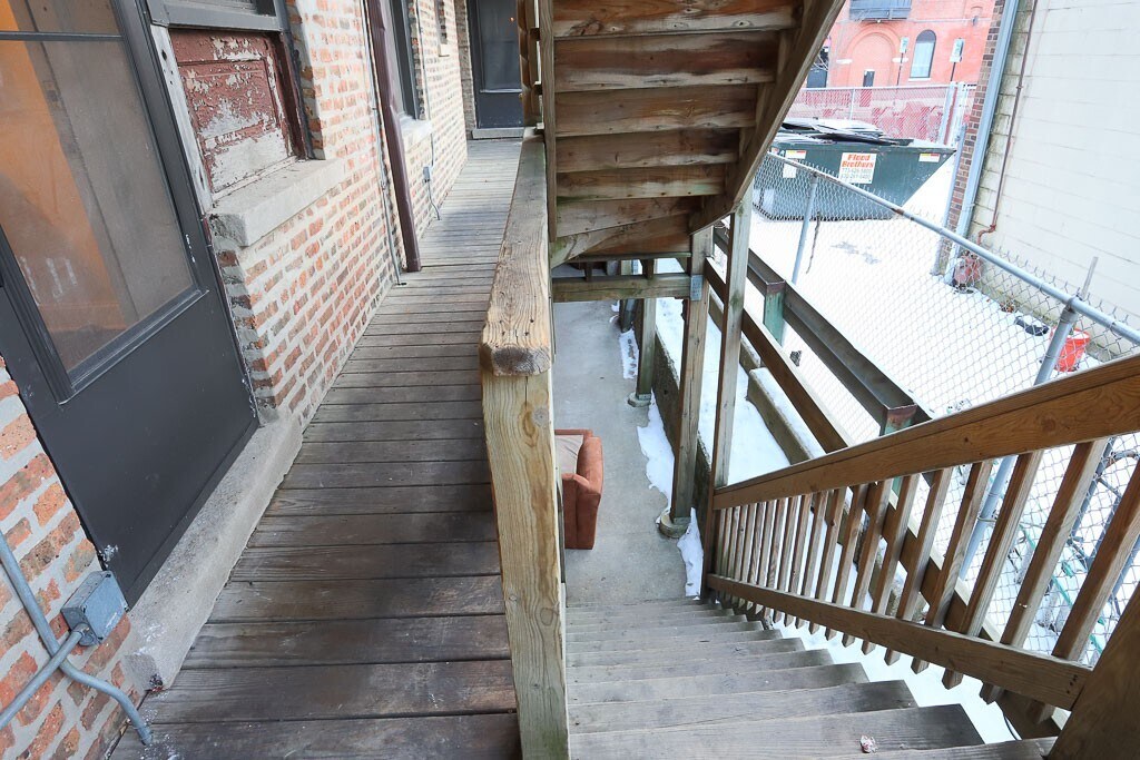 Building Photo - 709 W Roscoe St