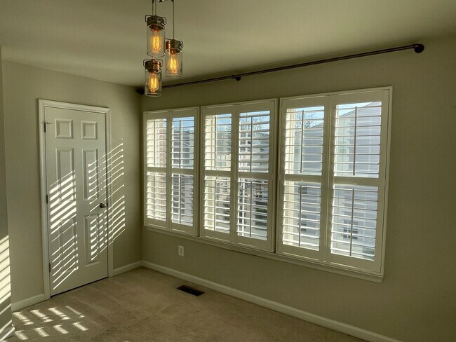 Building Photo - IMPRESSIVE STAFFORD TOWNHOUSE!
