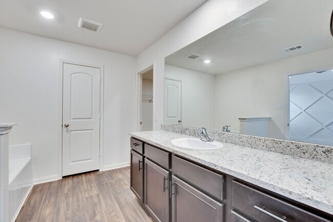 Building Photo - 18512 Quiet Range Dr