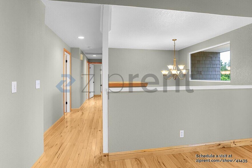 Building Photo - 406 9th St