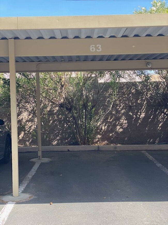 Building Photo - Centrally located 2 bedroom condo