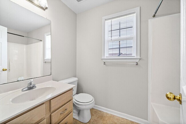 Building Photo - 3865 Roscommon Way