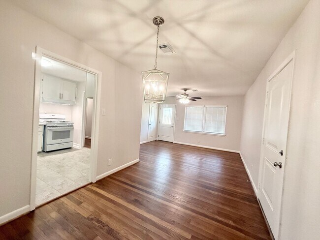 Building Photo - Adorable 3/1/1 Home in Lake Jackson !