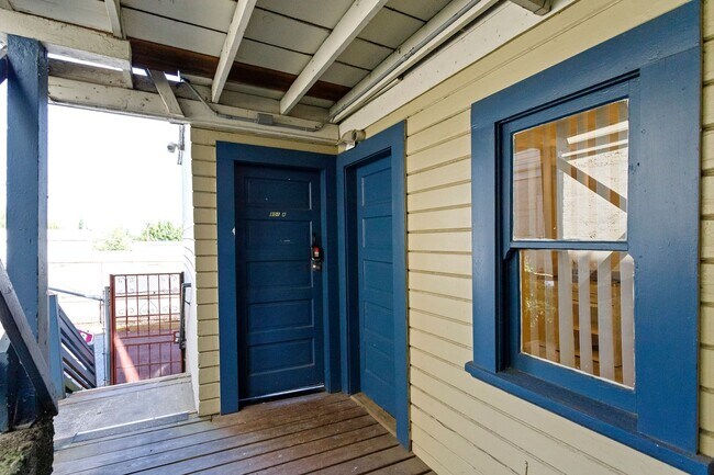 Building Photo - Large Studio apt close in SW! Pets OK!